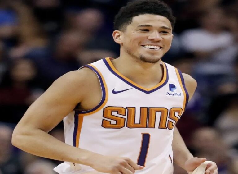 Estelar jugador Devin Booker anota 30 en triunfo Suns ante Pistons