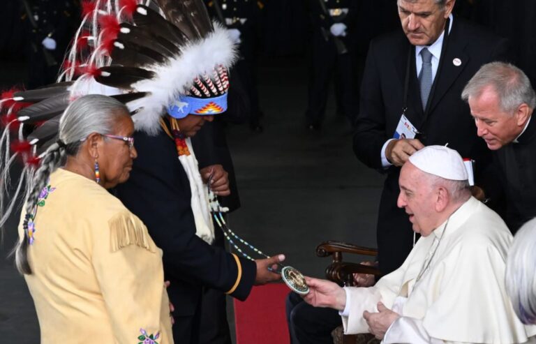 Papa visita Canadá para acercarse a pueblos indígena