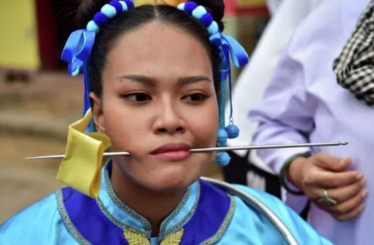 Desfile de mejillas perforadas con agujas en Tailandia