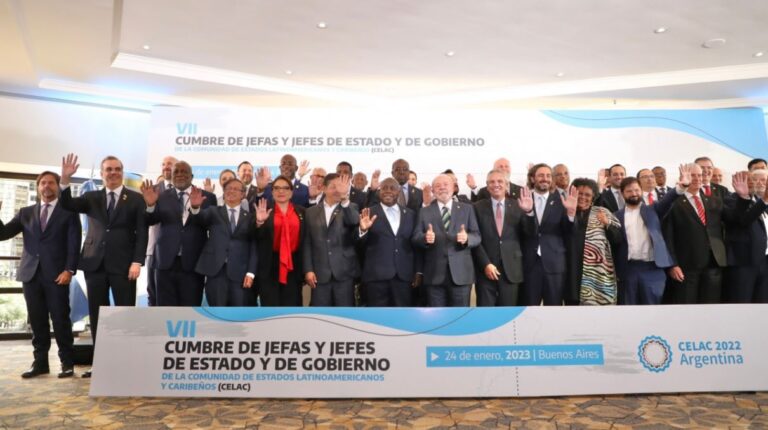 Presidente Abinader regresa desde Argentina donde participó en Cumbre de la CELAC