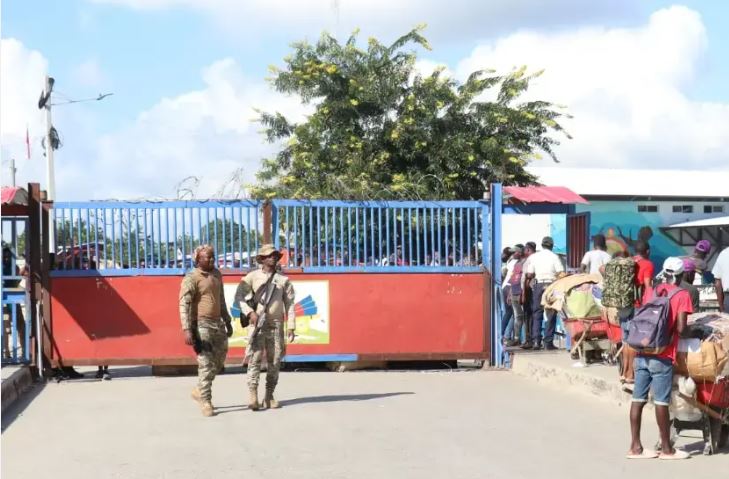 Haití deja pasar mercancías, pero cobra impuestos