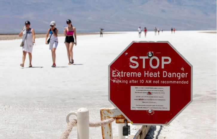 California lucha contra incendios mientras autoridades advierten por calor extremo